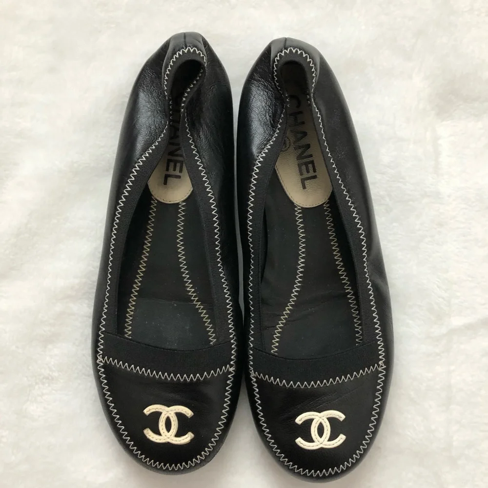 CHANEL Black Leather Moccasin Flats with White Stitching and Gold CC Emblem